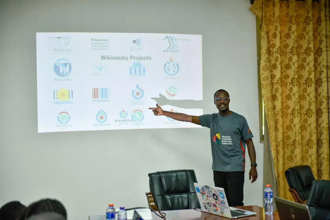 Robert presenting Wikimedia projects during a training session